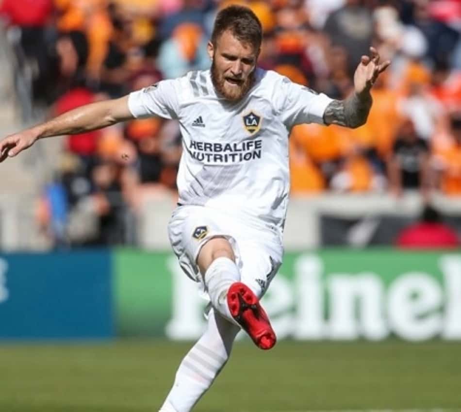 LA Galaxy rescinde contrato de atleta após comentários racistas da esposa