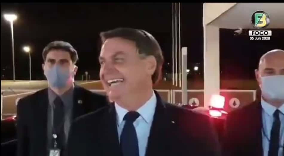 Bolsonaro acompanha de casa a abertura da Copa América e publica imagem apontando para logo do SBT