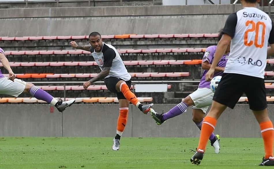 Atacante brasileiro começa com gol no Japão e vibra: 'Traz confiança'