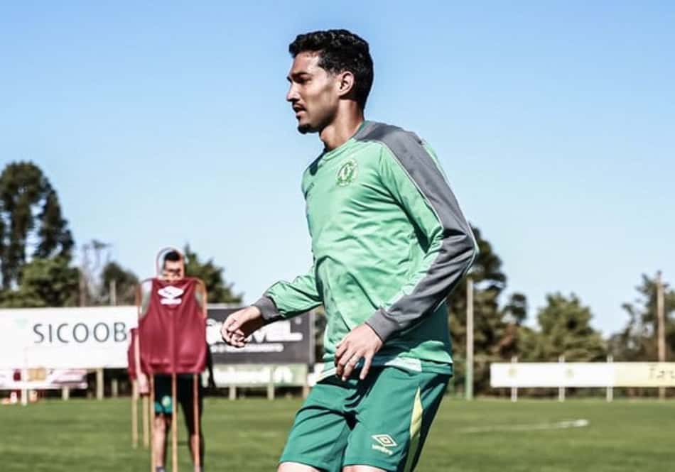 Chapecoense renova contrato com o volante Alan Santos