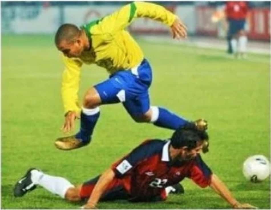 Zagueiro recorda desarme bizarro em cima de Ronaldo Fenômeno; Assista