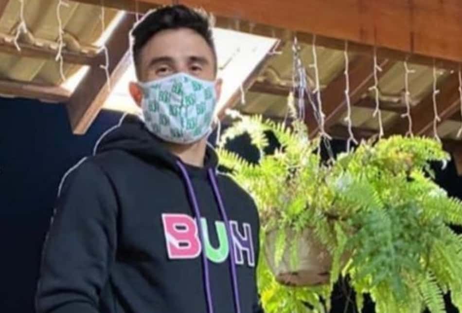 Ex-jogadores lançam 'fashion soccer' em máscaras com cores dos clubes