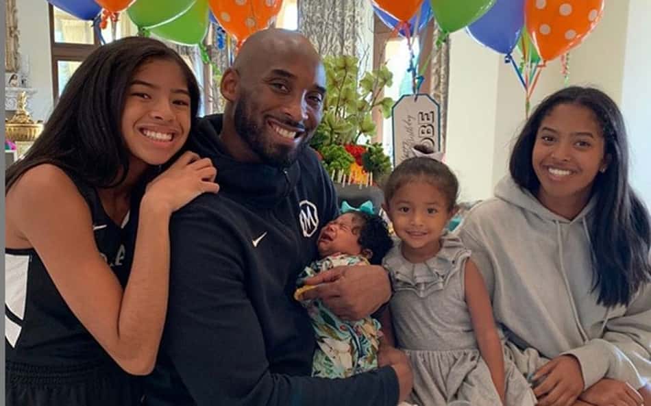 Viúva de Kobe Bryant acompanha WNBA All-Star Game com as filhas e homenageia o camisa 24