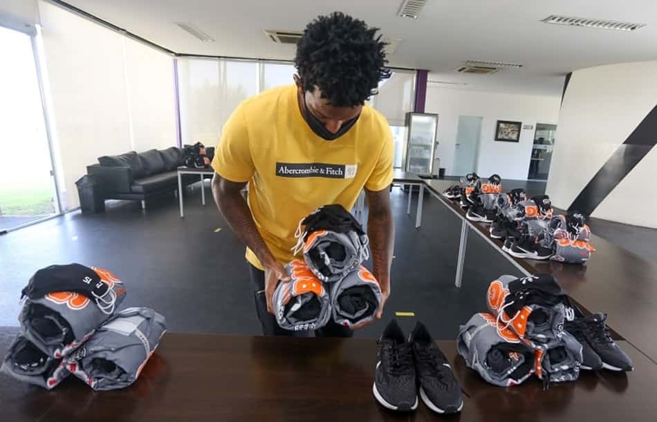 Elenco do Corinthians se reapresenta para retirar materiais e EPIs no CT