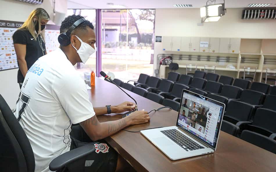 VÍDEO: Assista aos bastidores da apresentação de Jô no Corinthians