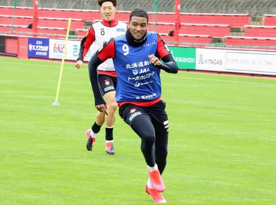 Após avanço na Copa da Liga Japonesa e na do Imperador, Douglas traça melhora na J-League