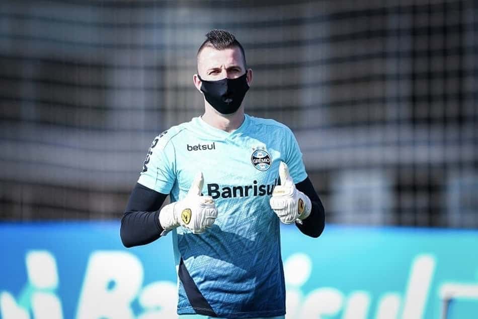 Paulo Victor ganha voto de confiança do técnico Tiago Nunes