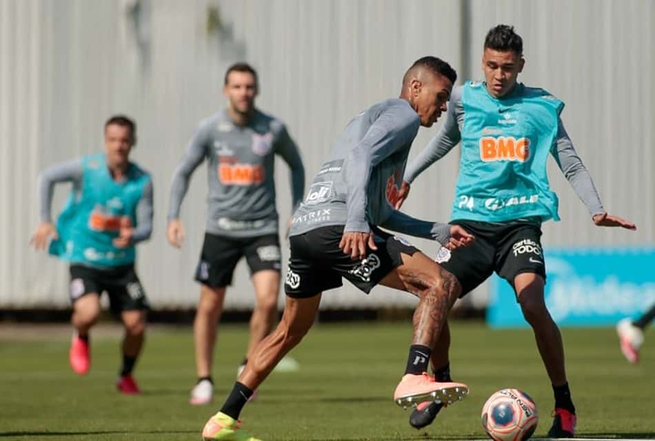 Elenco do Corinthians faz treino técnico e Jô trabalha reatividade