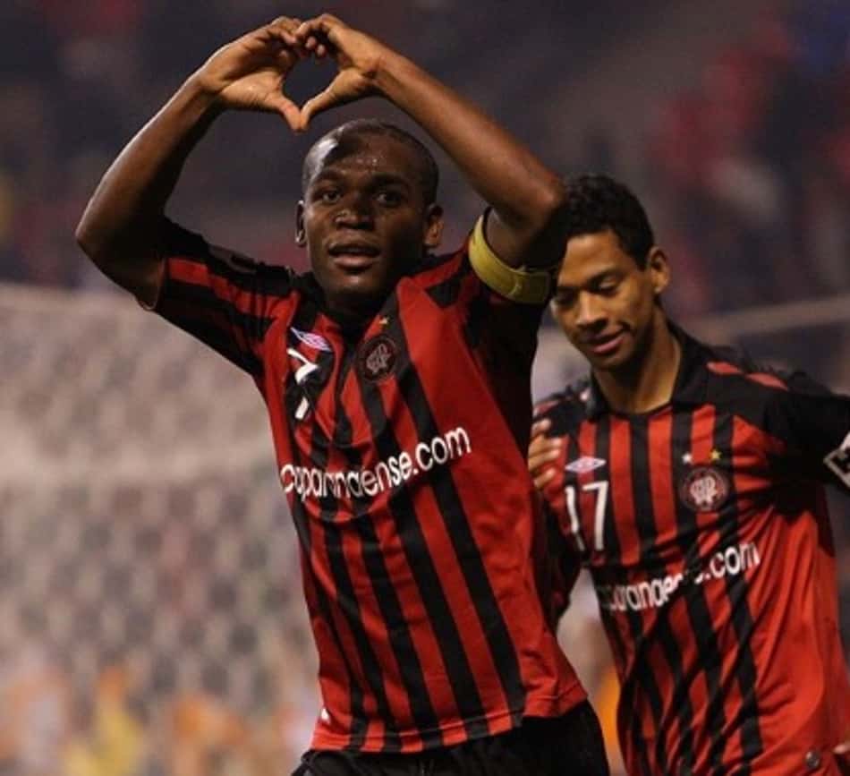Com gol de Alan Bahia, Athletico recorda vitória em cima do Santos pelo BR-08