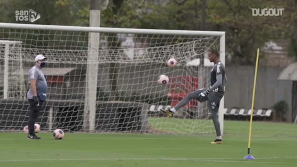 VÍDEO: Goleiros do Santos mostram habilidade com os pés em treino