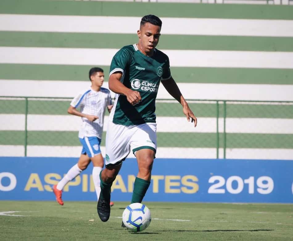 Com propostas do futebol do Oriente Médio e da Espanha, volante Breno deve deixar o Goiás no fim do ano