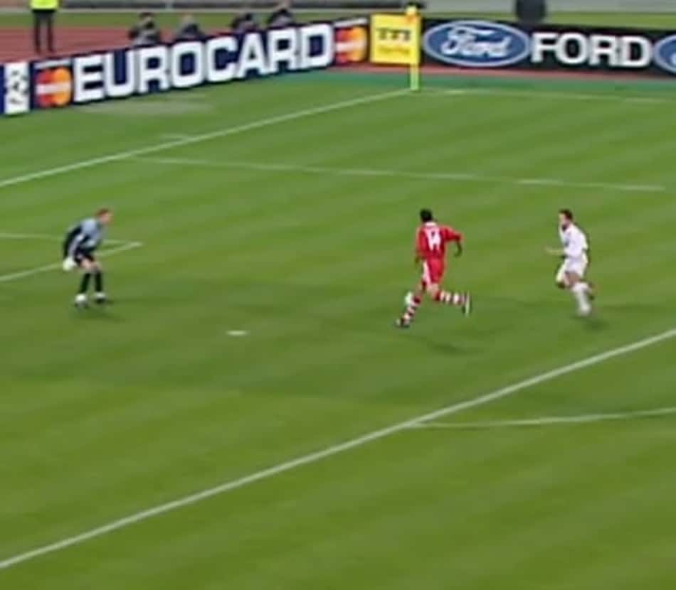Após aposentadoria, Claudio Pizarro ganha homenagem da UEFA