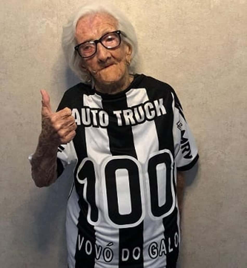 Torcedora símbolo do Atlético-MG, Ana Cândida, a Vovó do Galo, morre aos 101 anos