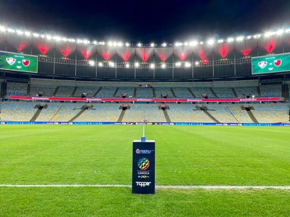 Com mosaico, torcedores do Flamengo respondem e provocam Fluminense antes da final do Carioca