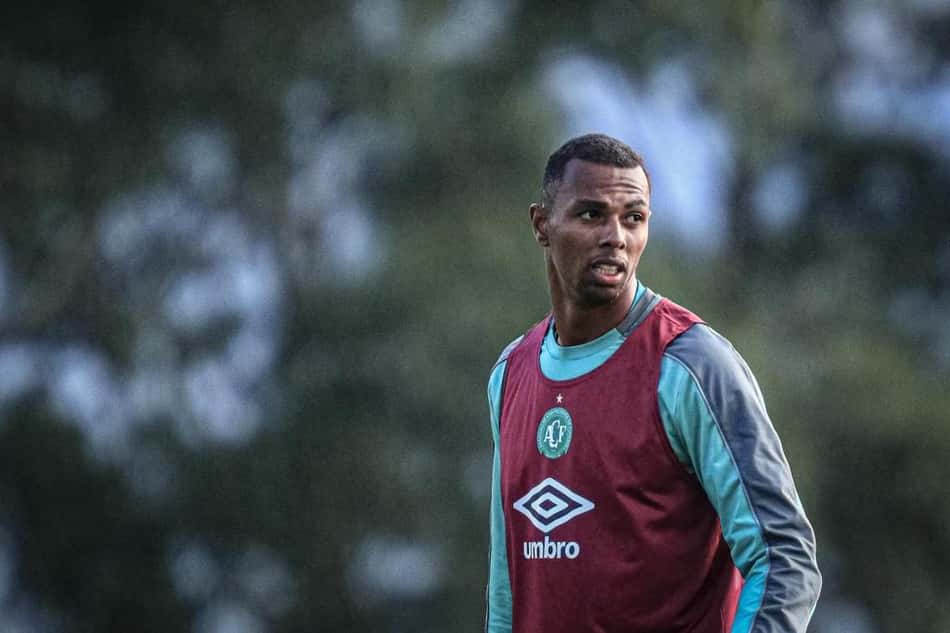 Zagueiro comemora reestreia com gol pela Chapecoense em clássico