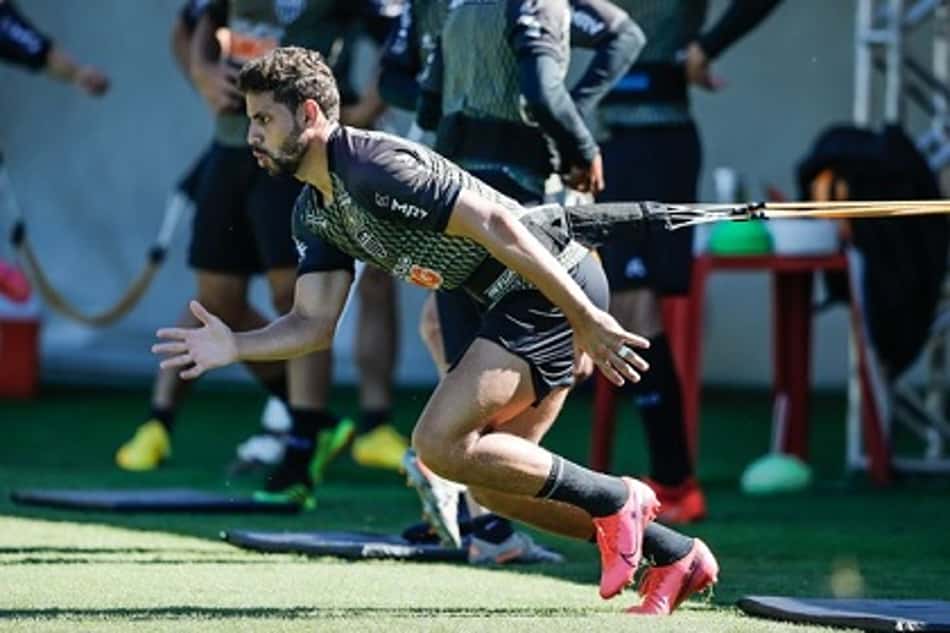 Zagueiro Gabriel sente problema no púbis e fica fora de treinos do Galo