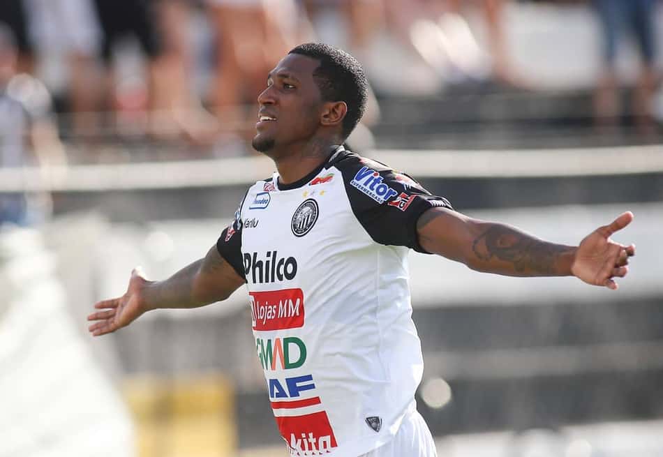 Na expectativa do retorno, Douglas Coutinho relembra desempenho positivo antes da pausa