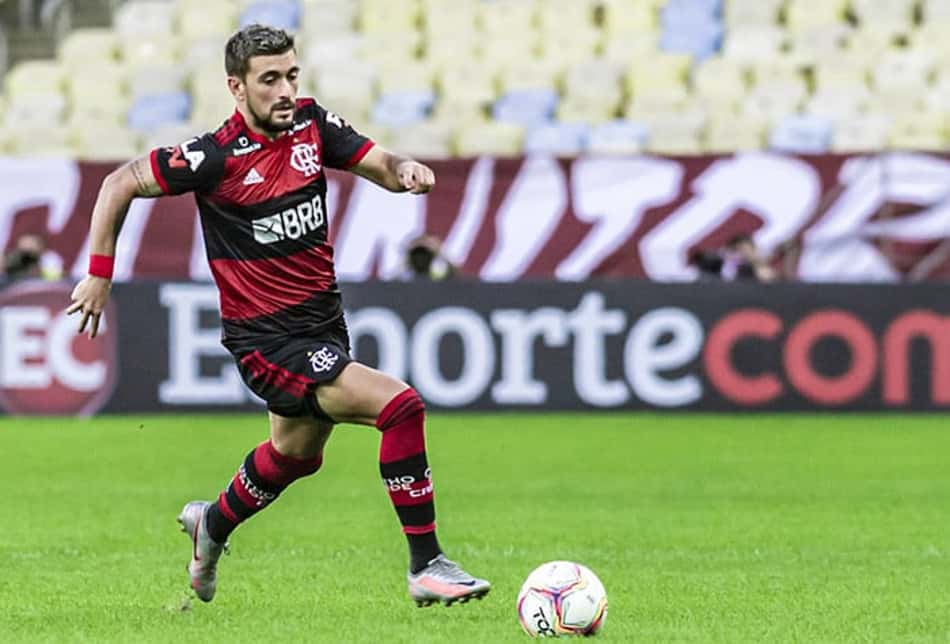 Substituído por Ceni, Arrascaeta vinha liderando estatística ofensiva do Flamengo contra o Racing