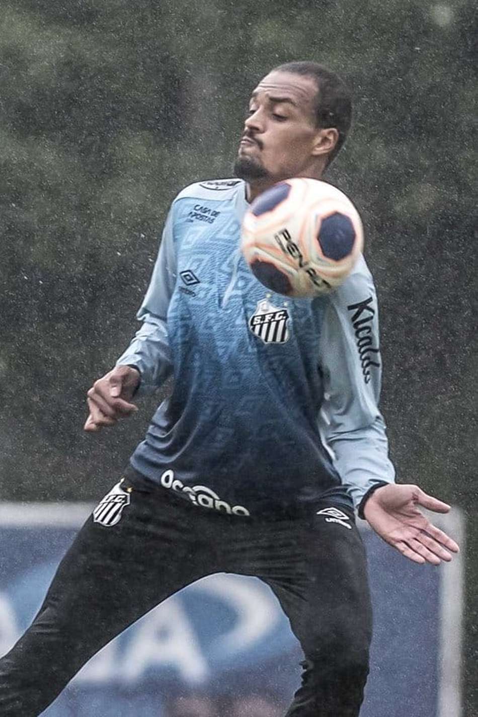 Luiz Felipe, do Santos, treina e deve ficar à disposição para enfrentar o Fluminense pelo Brasileirão
