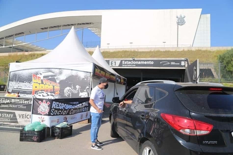 'Drive-thru' da Arena Corinthians arrecada quase 600 peças de roupa