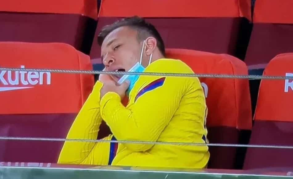 Postura de Arthur em derrota do Barcelona irrita torcedores nas redes