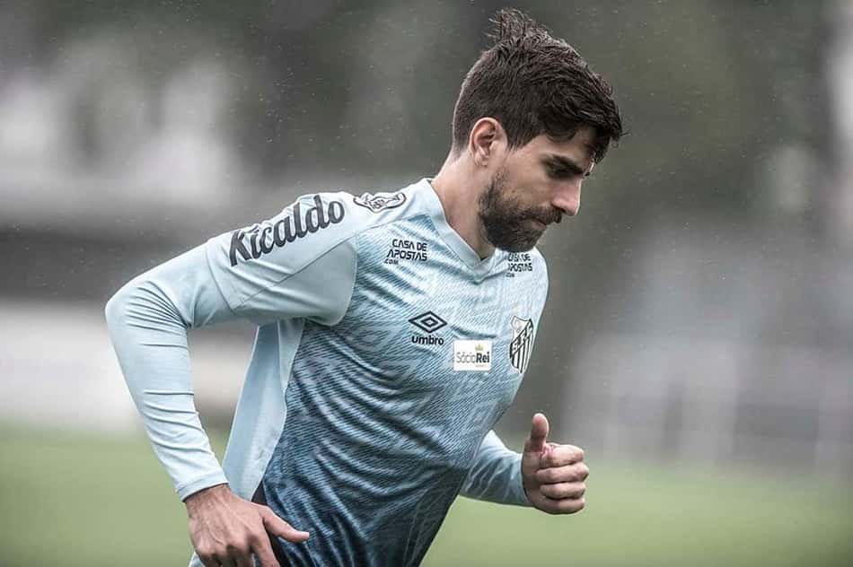 Luan Peres é o líder de minutos jogados com o Santos na temporada