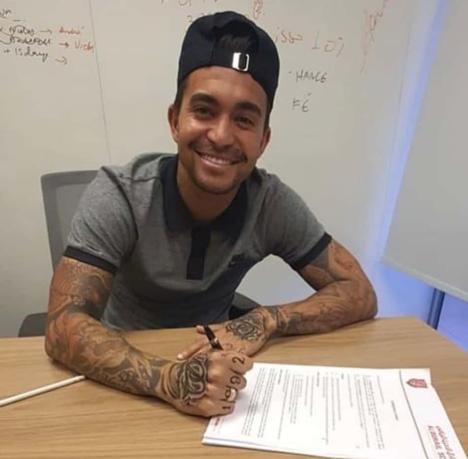Dudu assinando com o Al-Duhail