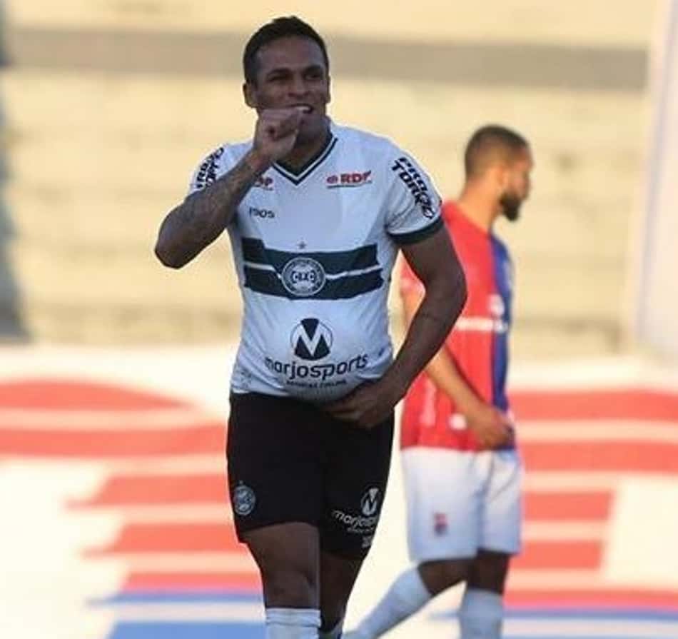 Autor do gol da vitória, atacante Robson celebra retorno: 'Não via a hora de voltar a jogar'