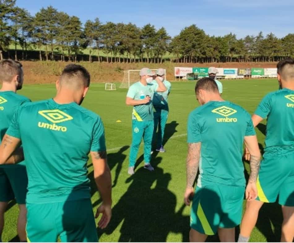 Recuperado do coronavírus, Umberto Louzer volta a comandar o treino na Chape