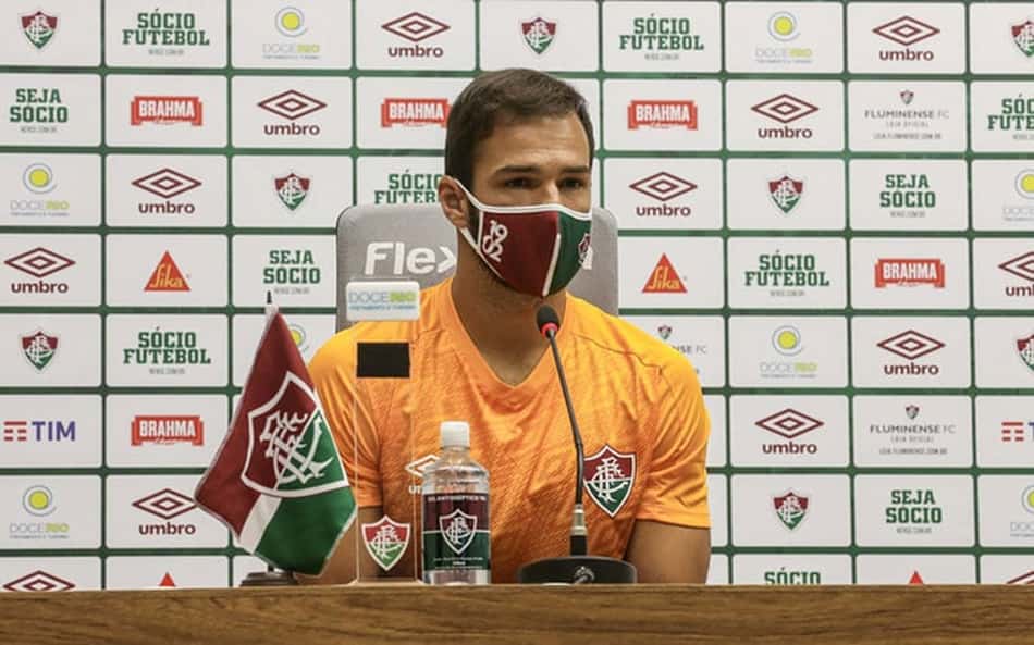 Repórter do L! fala sobre 'invasão' de cachorro durante coletiva do Fluminense: 'Bateu um desespero'