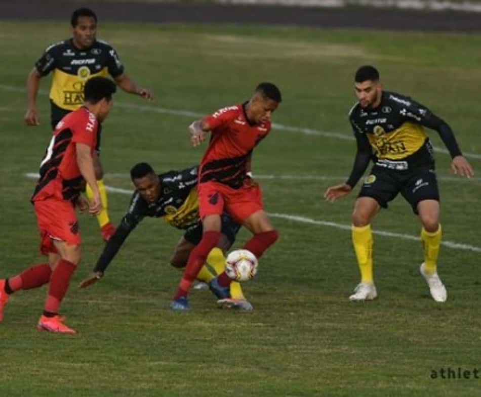 Fora de casa, Athletico segura empate e está na final do Paranaense