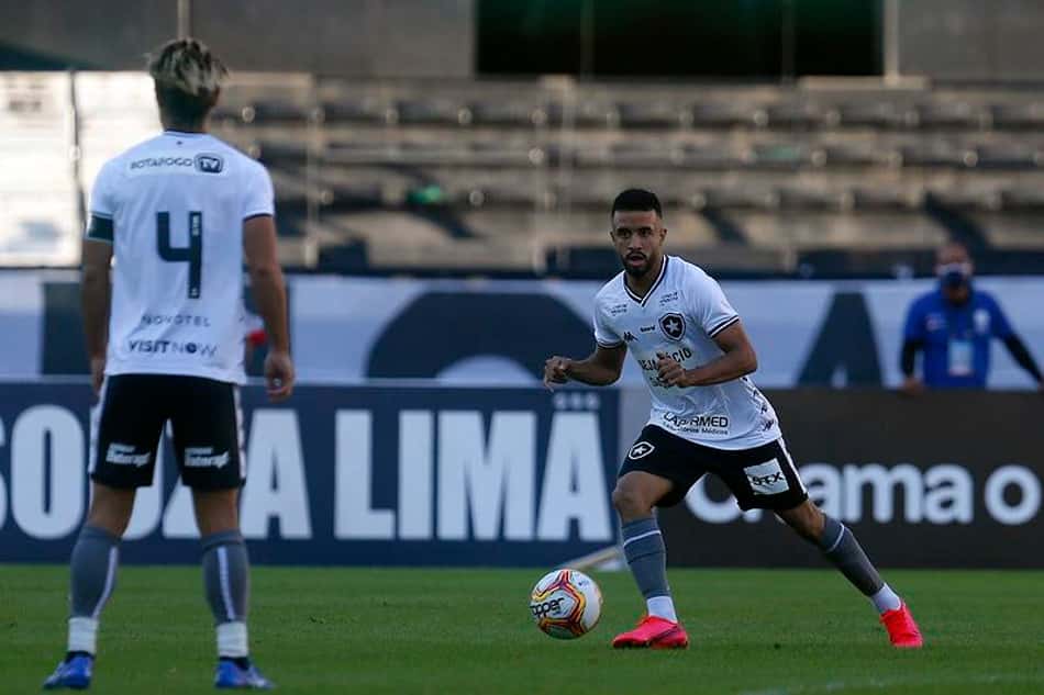 Caio Alexandre fala de entrosamento com Honda no Botafogo: 'Tem me ensinado bastante'