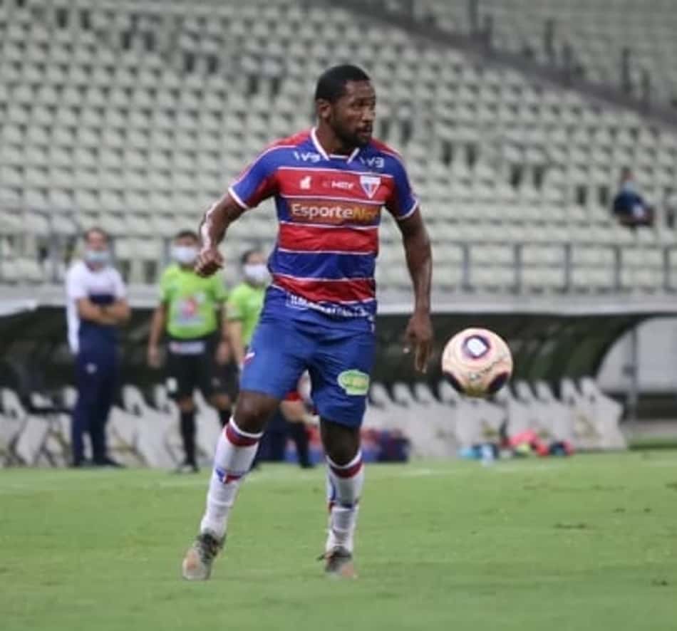 Cruzeiro sonda situação do lateral-direito Tinga, do Fortaleza