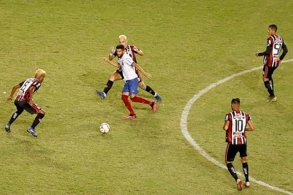 Com um a mais, Bahia para na defesa do Atlético-BA na ida da decisão do estadual