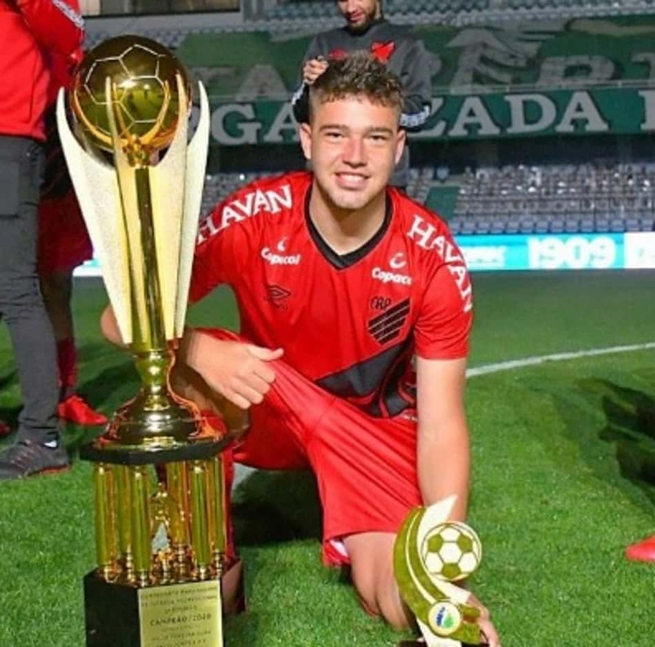 Bissoli comemora primeiro título pelo Athletico e destaca motivação para disputar Brasileirão