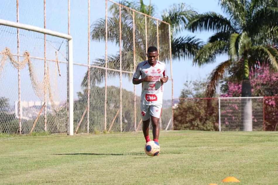 Lucas Silva pede foco total para estreia do Vila Nova-GO na Série C
