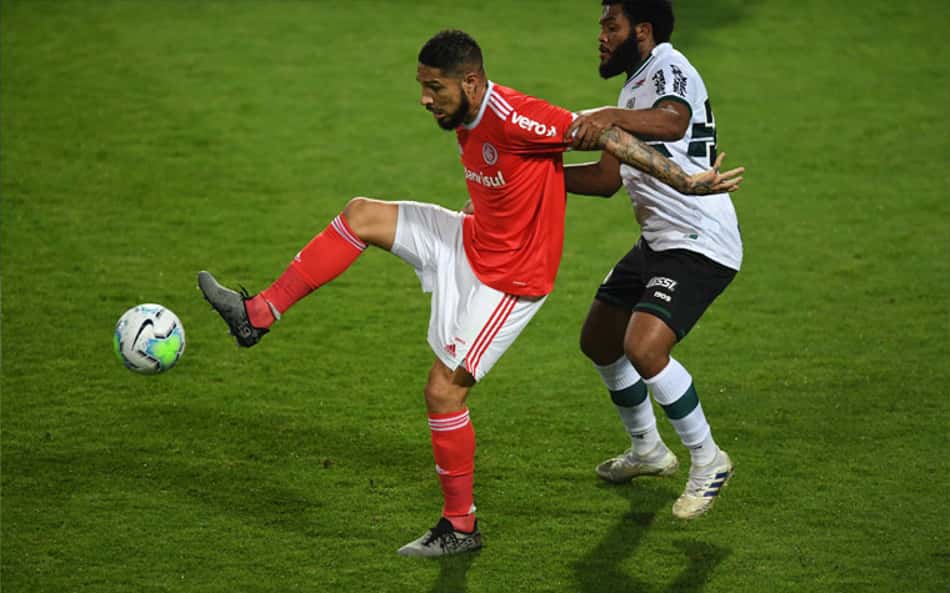 Com passe de Galhardo e gol de Guerrero, Inter supera o Coritiba na estreia do Brasileirão