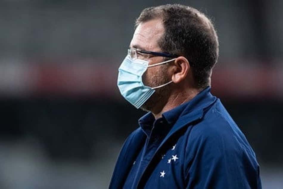Enderson Moreira comentou que sua equipe soube lidar com a pressão  da estreia na Série B