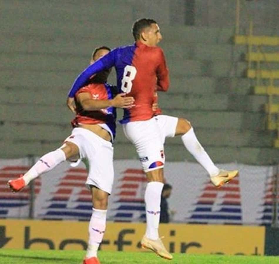 Com gol contra bizarro, Paraná vence o Avaí