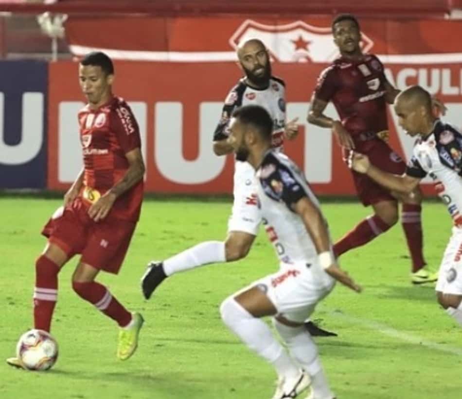 Em jogo movimentado, Náutico e Operário-PR empatam sem gols