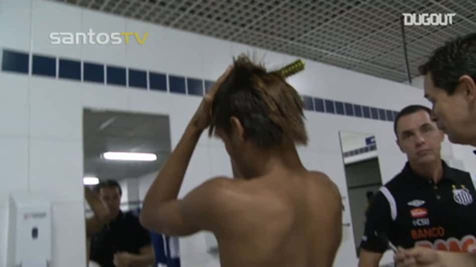 Tem moicano hoje? Lembre como Neymar fazia o penteado no Santos