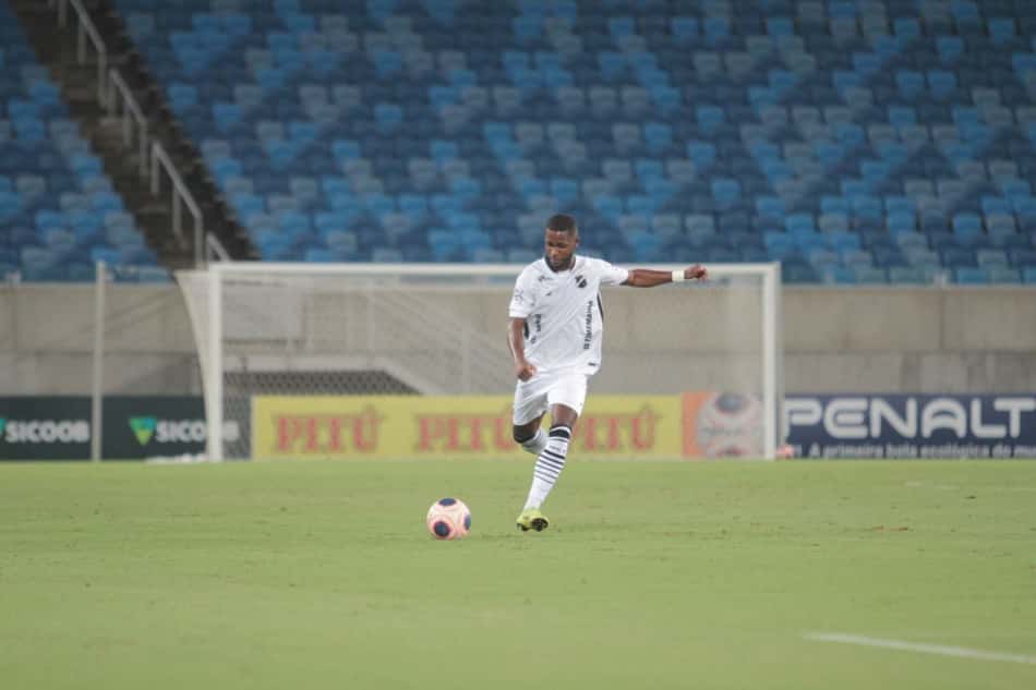 Meia comemora primeiro hat-trick com a camisa do ABC-RN