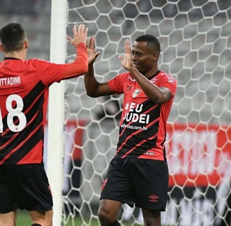 Carlos Eduardo celebra gol e projeta reencontro com o Goiás: 'Clube que me abriu as portas'