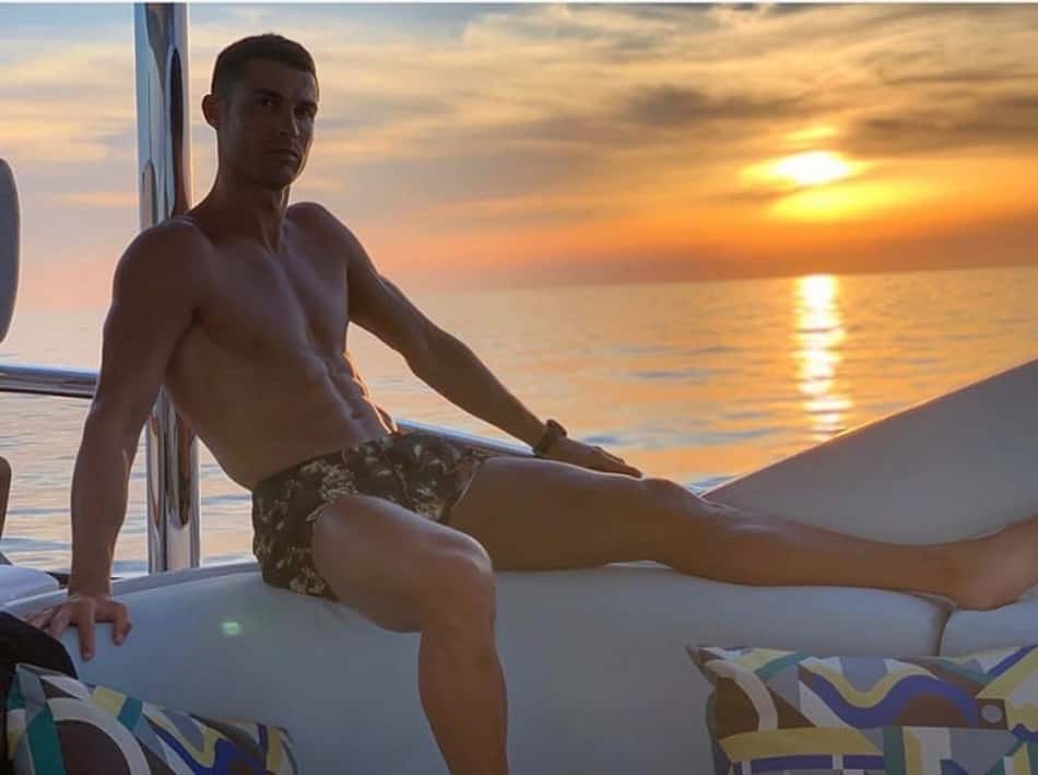 Cristiano Ronaldo passeia de iate de luxo com a família na Espanha