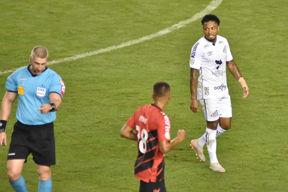 Lucas Silvestre comenta desempenho do Athletico na Vila Belmiro