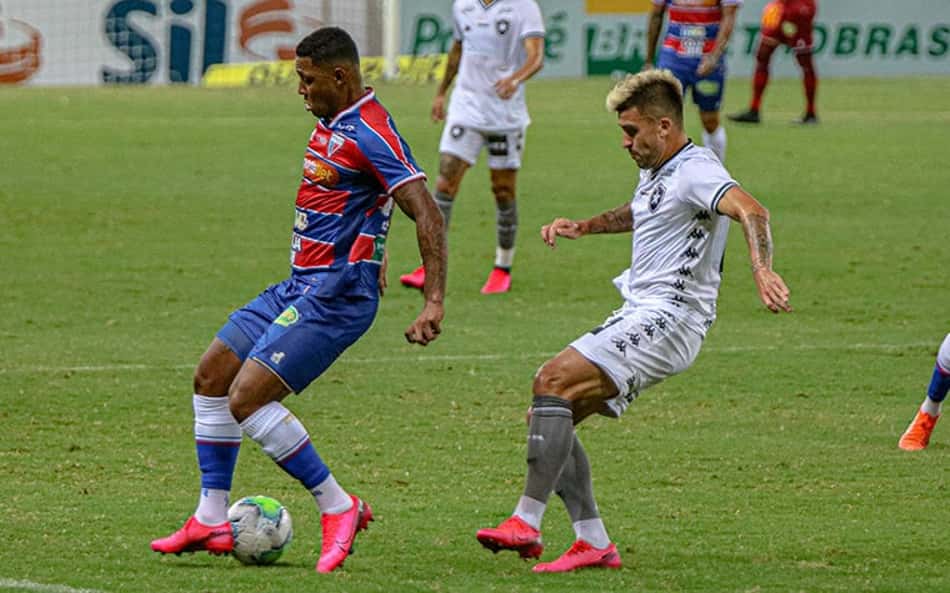 Victor Luis lamenta chances de gol que Botafogo perdeu no Castelão