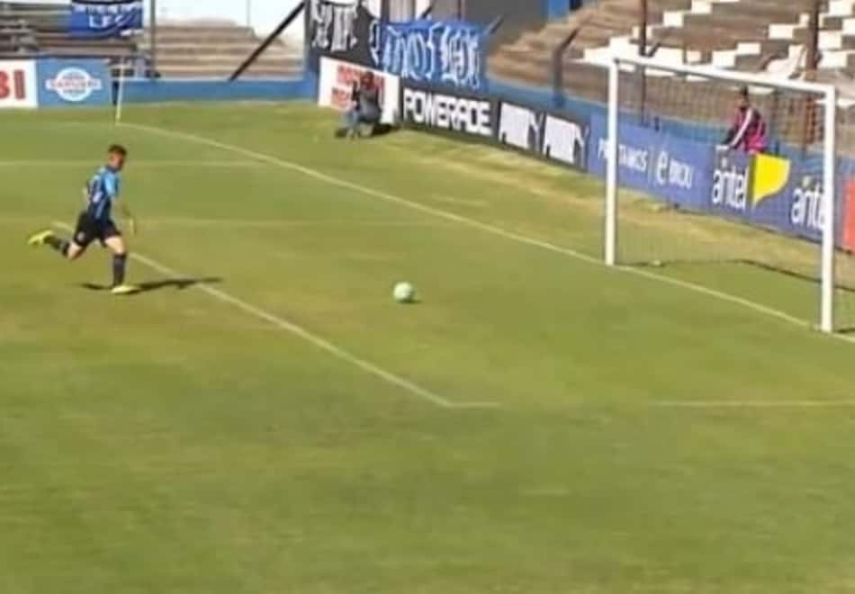 Atacante perde gol épico em jogo do Campeonato Uruguaio