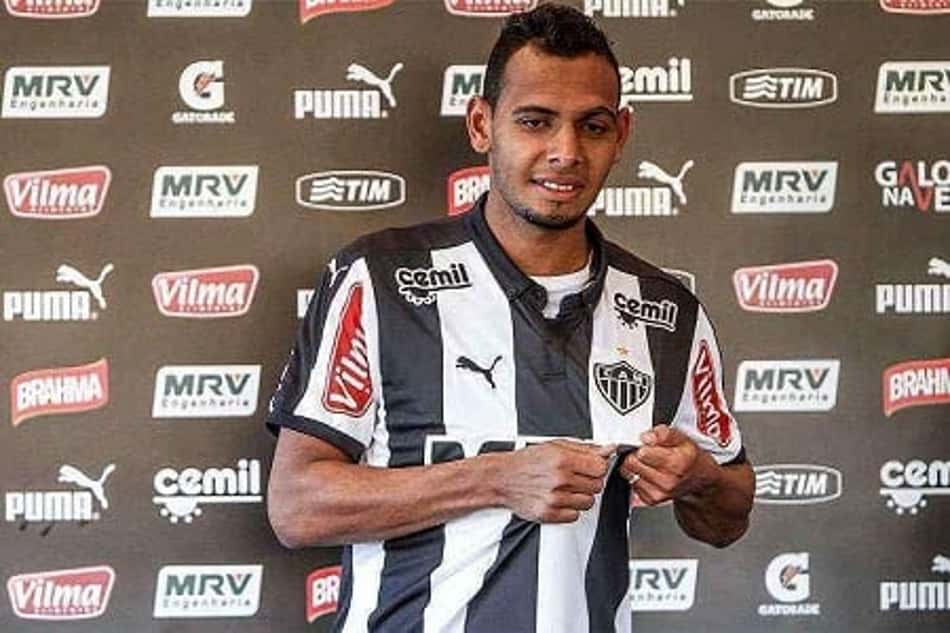 Atlético-MG rescinde contrato com o lateral-esquerdo Mansur