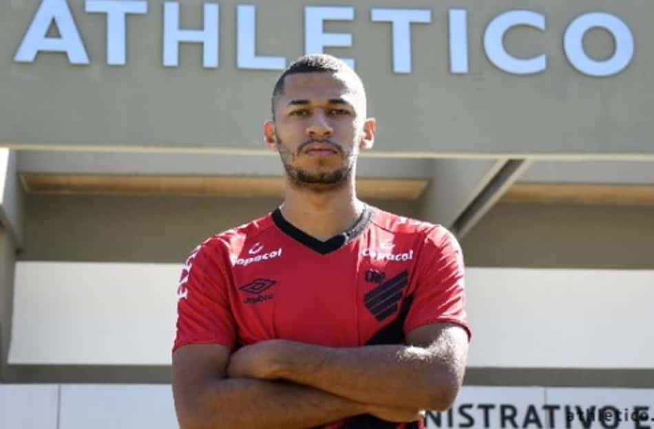 Athletico oficializa a contratação de Fabinho até 2023