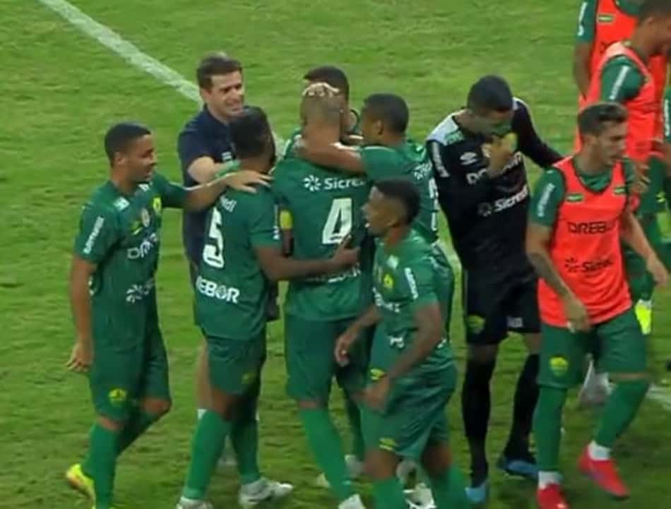 Com direito a virada nos acréscimos, Cuiabá bate a Chape e assume a liderança da Série B